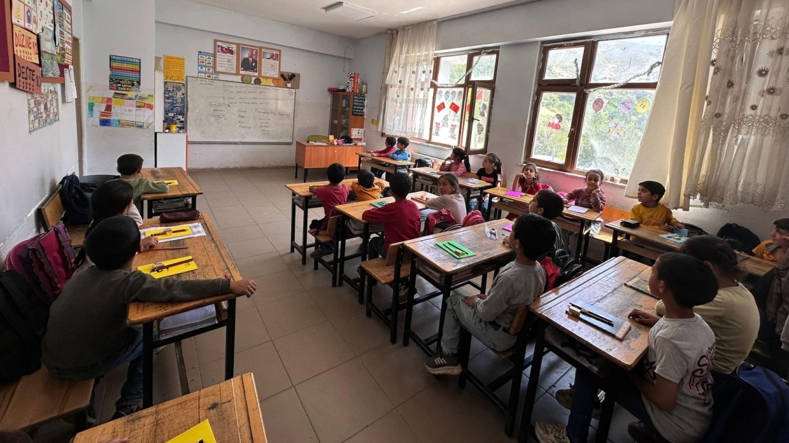 Malatya Lisesi'nden Köy Okuluna Destek